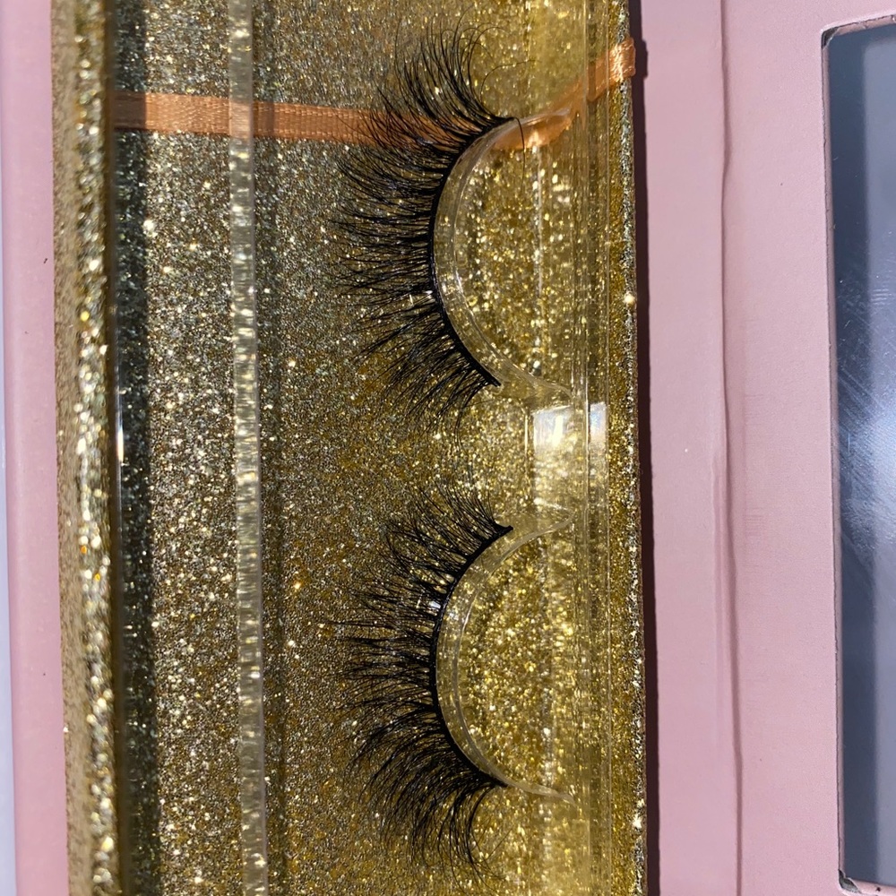 Lashes - Picture 2 of 3